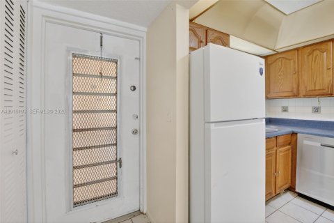 Condo in Sunrise, Florida, 2 bedrooms  № 2261593 - photo 11