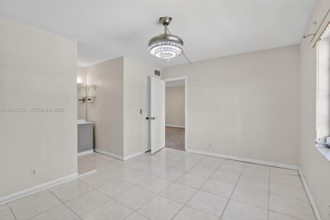 Condo in Sunrise, Florida, 2 bedrooms  № 2261593 - photo 25