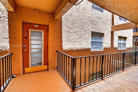 Condo in Sunrise, Florida, 2 bedrooms  № 2261593 - photo 5