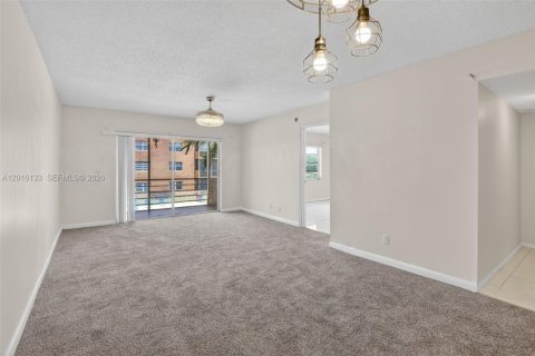 Condo in Sunrise, Florida, 2 bedrooms  № 2261593 - photo 14