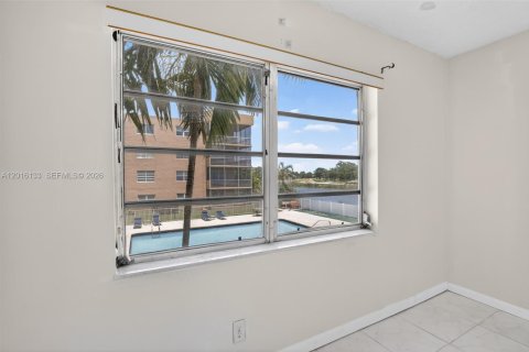 Condo in Sunrise, Florida, 2 bedrooms  № 2261593 - photo 21