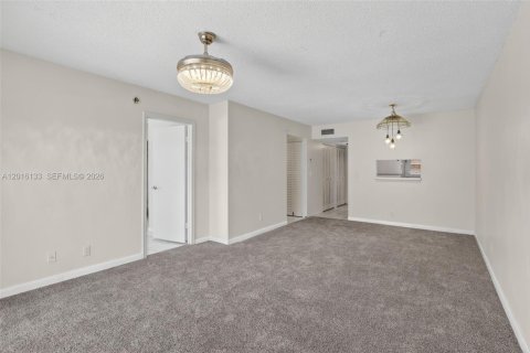 Condo in Sunrise, Florida, 2 bedrooms  № 2261593 - photo 16