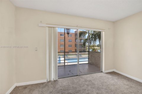 Condo in Sunrise, Florida, 2 bedrooms  № 2261593 - photo 18
