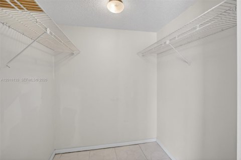 Condo in Sunrise, Florida, 2 bedrooms  № 2261593 - photo 29