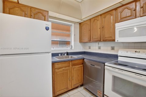 Condo in Sunrise, Florida, 2 bedrooms  № 2261593 - photo 10