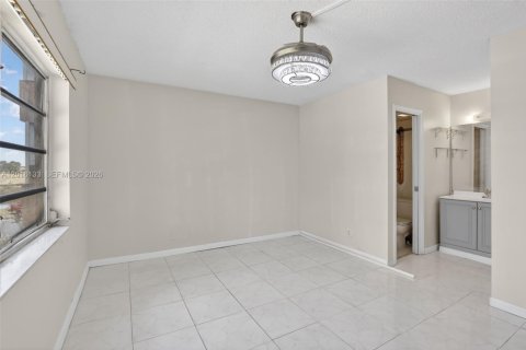 Condo in Sunrise, Florida, 2 bedrooms  № 2261593 - photo 23