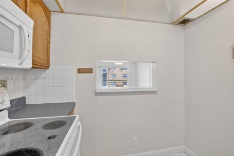Condo in Sunrise, Florida, 2 bedrooms  № 2261593 - photo 8