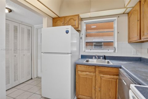 Condo in Sunrise, Florida, 2 bedrooms  № 2261593 - photo 9