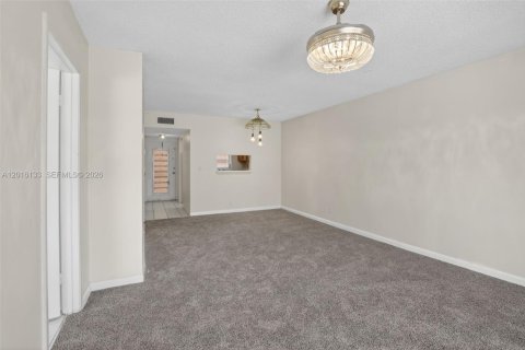 Condo in Sunrise, Florida, 2 bedrooms  № 2261593 - photo 17