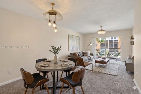 Condo in Sunrise, Florida, 2 bedrooms  № 2261593 - photo 12