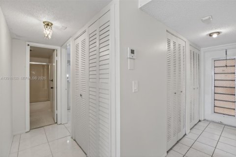 Condo in Sunrise, Florida, 2 bedrooms  № 2261593 - photo 24