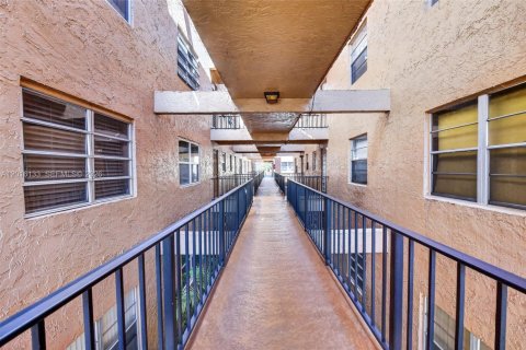 Condo in Sunrise, Florida, 2 bedrooms  № 2261593 - photo 4