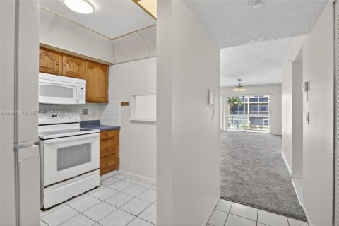 Condo in Sunrise, Florida, 2 bedrooms  № 2261593 - photo 6