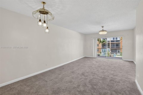 Condo in Sunrise, Florida, 2 bedrooms  № 2261593 - photo 13