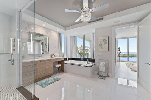 Condo in North Palm Beach, Florida, 4 bedrooms  № 2393191 - photo 16