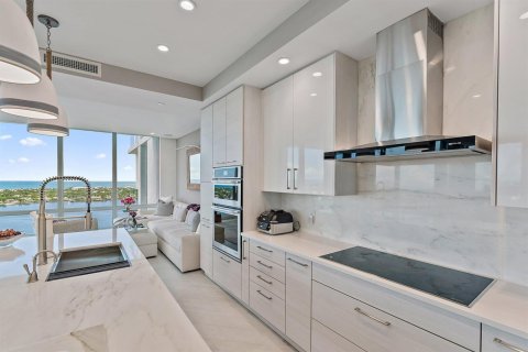 Condo in North Palm Beach, Florida, 4 bedrooms  № 2393191 - photo 23