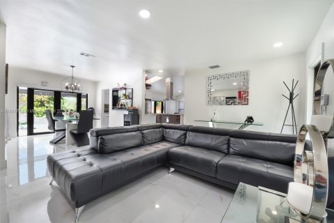 House in Palmetto Bay, Florida 3 bedrooms, 140.47 sq.m. № 1862147 - photo 12