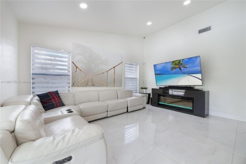 House in Palmetto Bay, Florida 3 bedrooms, 140.47 sq.m. № 1862147 - photo 13