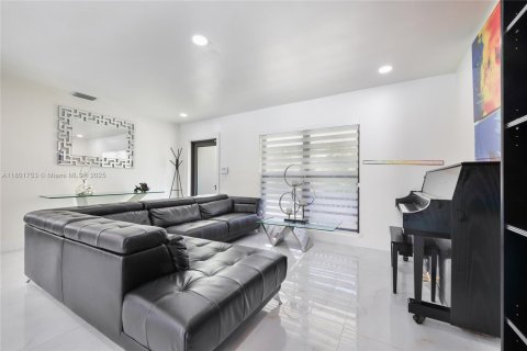 House in Palmetto Bay, Florida 3 bedrooms, 140.47 sq.m. № 1862147 - photo 10