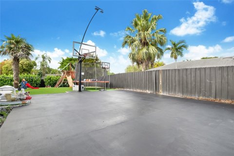 House in Palmetto Bay, Florida 3 bedrooms, 140.47 sq.m. № 1862147 - photo 6