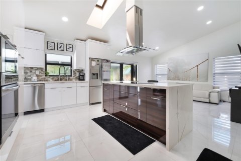 House in Palmetto Bay, Florida 3 bedrooms, 140.47 sq.m. № 1862147 - photo 5
