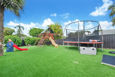 House in Palmetto Bay, Florida 3 bedrooms, 140.47 sq.m. № 1862147 - photo 7