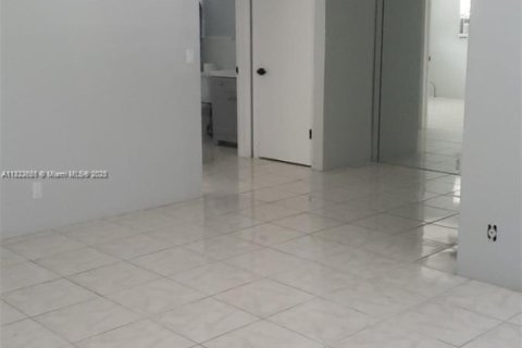 Снять в аренду кондоминиум в Холливуд, Флорида 1 спальня, 53.88м2, № 1796427 - фото 2