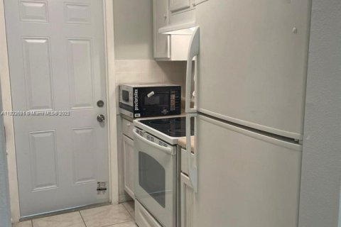 Снять в аренду кондоминиум в Холливуд, Флорида 1 спальня, 53.88м2, № 1796427 - фото 6