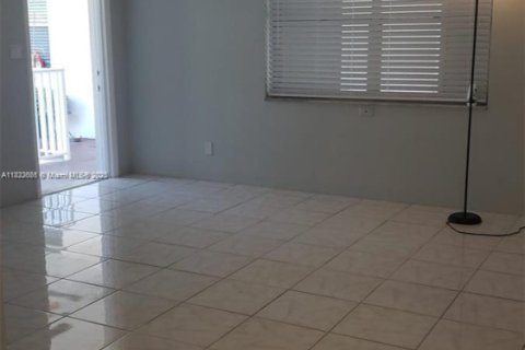 Снять в аренду кондоминиум в Холливуд, Флорида 1 спальня, 53.88м2, № 1796427 - фото 1