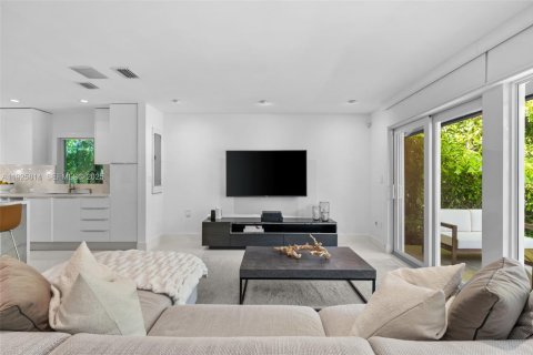 Casa en venta en Miami, Florida, 5 dormitorios, 295.24 m2 № 1992158 - foto 6