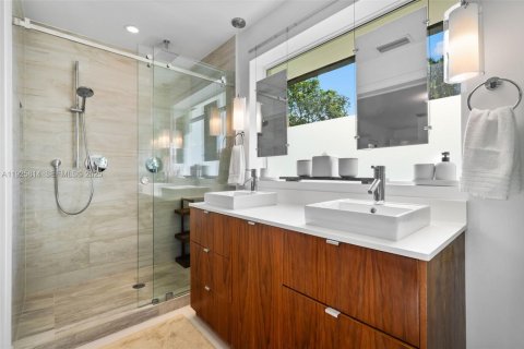 Casa en venta en Miami, Florida, 5 dormitorios, 295.24 m2 № 1992158 - foto 21