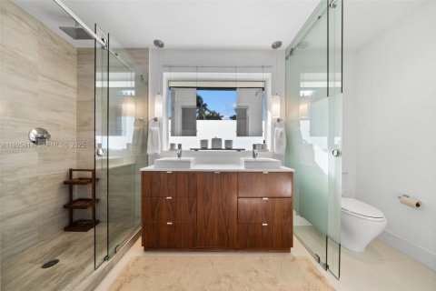 Casa en venta en Miami, Florida, 5 dormitorios, 295.24 m2 № 1992158 - foto 20