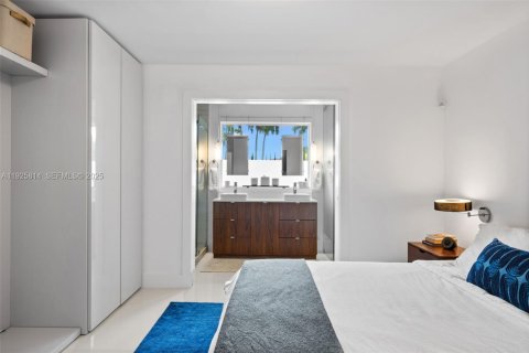 Casa en venta en Miami, Florida, 5 dormitorios, 295.24 m2 № 1992158 - foto 19
