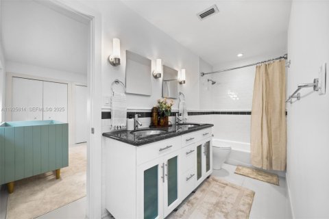 Casa en venta en Miami, Florida, 5 dormitorios, 295.24 m2 № 1992158 - foto 23