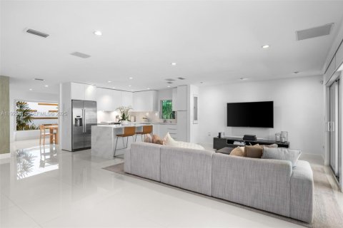 Casa en venta en Miami, Florida, 5 dormitorios, 295.24 m2 № 1992158 - foto 5
