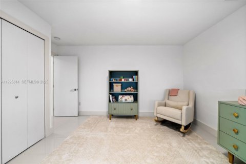 Casa en venta en Miami, Florida, 5 dormitorios, 295.24 m2 № 1992158 - foto 25