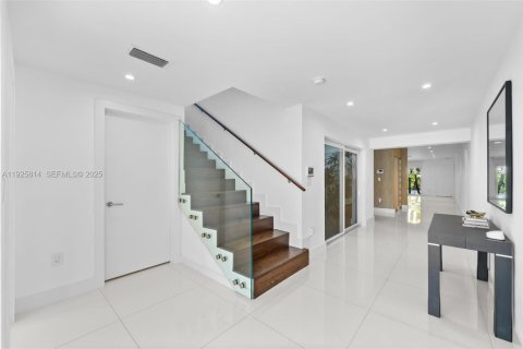 Casa en venta en Miami, Florida, 5 dormitorios, 295.24 m2 № 1992158 - foto 9