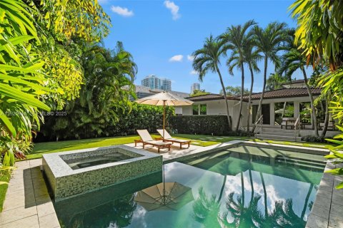 Casa en venta en Miami, Florida, 5 dormitorios, 295.24 m2 № 1992158 - foto 1