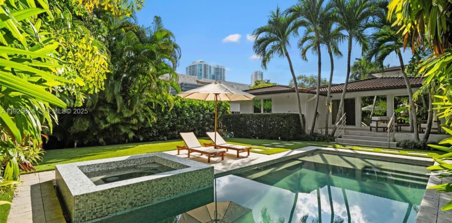 Casa en Miami, Florida 5 dormitorios, 295.24 m2 № 1992158