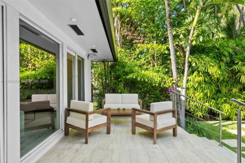 Casa en venta en Miami, Florida, 5 dormitorios, 295.24 m2 № 1992158 - foto 13