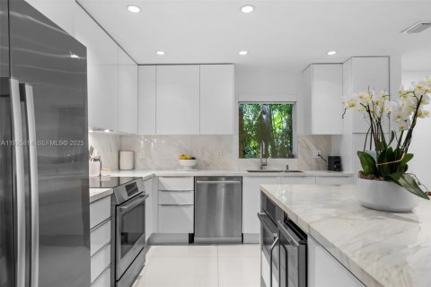 Casa en venta en Miami, Florida, 5 dormitorios, 295.24 m2 № 1992158 - foto 12