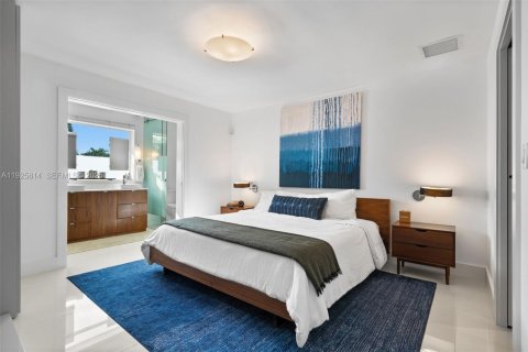 Casa en venta en Miami, Florida, 5 dormitorios, 295.24 m2 № 1992158 - foto 18