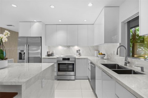 Casa en venta en Miami, Florida, 5 dormitorios, 295.24 m2 № 1992158 - foto 7