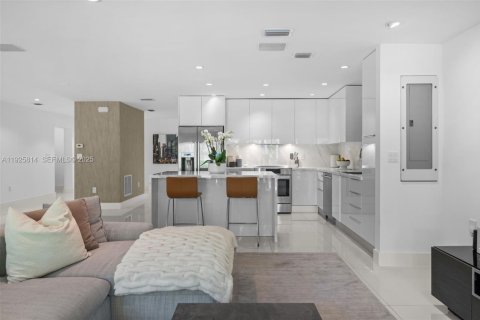 Casa en venta en Miami, Florida, 5 dormitorios, 295.24 m2 № 1992158 - foto 8