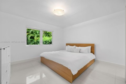 Casa en venta en Miami, Florida, 5 dormitorios, 295.24 m2 № 1992158 - foto 22