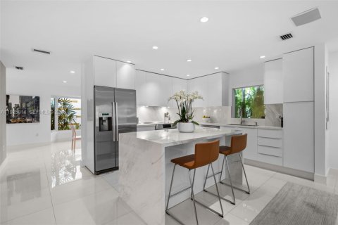 Casa en venta en Miami, Florida, 5 dormitorios, 295.24 m2 № 1992158 - foto 11