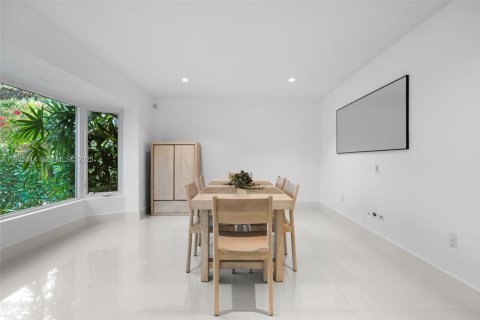Casa en venta en Miami, Florida, 5 dormitorios, 295.24 m2 № 1992158 - foto 10