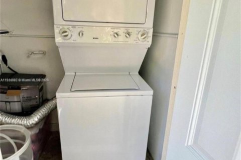 Villa ou maison à louer à Miami, Floride: 3 chambres, 221.11 m2 № 1970510 - photo 15