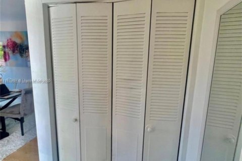 Villa ou maison à louer à Miami, Floride: 3 chambres, 221.11 m2 № 1970510 - photo 14