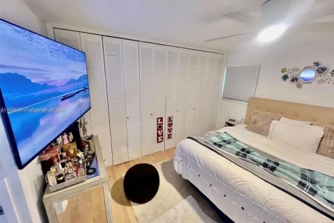 Villa ou maison à louer à Miami, Floride: 3 chambres, 221.11 m2 № 1970510 - photo 13